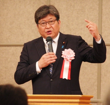 講演する萩生田・自民党幹事長代行=ホテルアソシア豊橋で