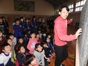 ラップを即興で披露する環さん㊨=豊川小学校で