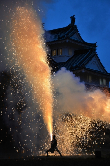 吉田城鉄櫓前で行われた手筒花火=豊橋公園で