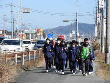 学校を目指し、国道151号沿いを歩く御津中の生徒ら=豊川市内で