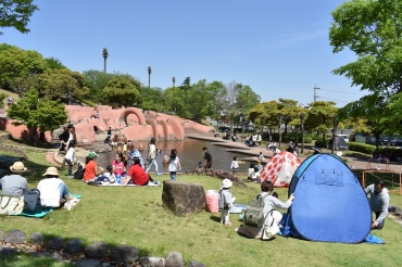 この連休中も大勢の家族連れが訪れている赤塚山公園=豊川市市田町で
