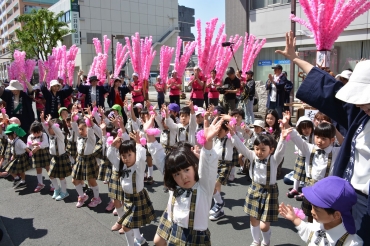 「吉田花祭り音頭」に合わせ踊りを披露する子どもや住民ら=豊橋市の広小路通りで