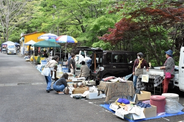 大自然の中、行われたフリーマーケット=阿寺の七滝駐車場で