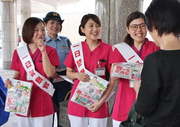 笑顔で啓発チラシを配る看護師たち=蒲郡市民病院で