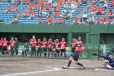 2回表に本塁打を放つデンソー山澤=豊橋市民球場で