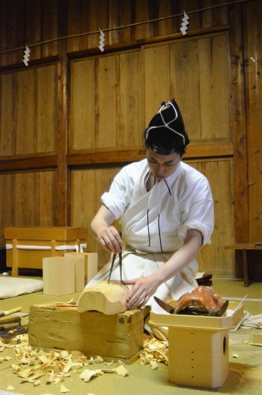 ヒノキを彫る作業を始めた北沢さん=安久美神戸神明社で