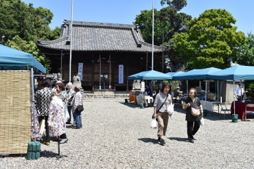 地元町民らが訪れている「ゆめや市」=広幡神社前で