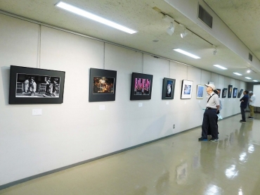 招待作家・一般作家の作品を並べた「写真100展」=豊橋市民文化会館で