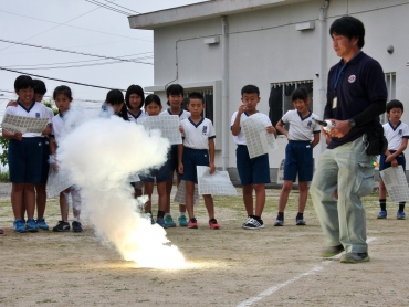 花火の着火実験に見入る児童たち=蒲郡市立西部小学校で