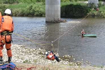 ロープを使った消防による救助訓練=江島橋下の豊川河川敷で