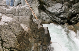 新城の鮎滝で「笠網漁」