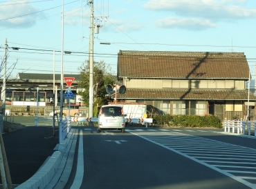 開通した松本入浜線の御津小坂井線との接続部分。左後方はJR愛知御津駅=御津町松本で