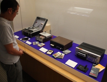 懐かしのオーディオ機器が見られる企画展=蒲郡市博物館で