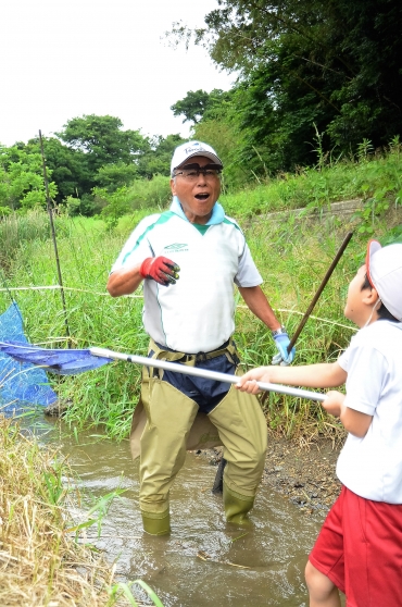 鈴木さんの「はい、上げて」の声で網を引き上げる児童=豊橋市石巻本町で