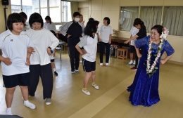 豊川特別支援学校でフラダンス交流
