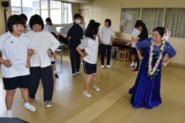 オルオルの下山代表㊨らとフラダンスを踊る生徒たち=豊川特別支援学校で