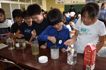 紙を水に溶かす実験を行う子どもたち=桜木小学校で
