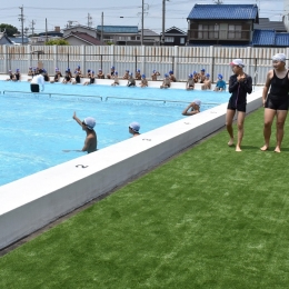 猛暑対策で豊川中部小プールに人工芝