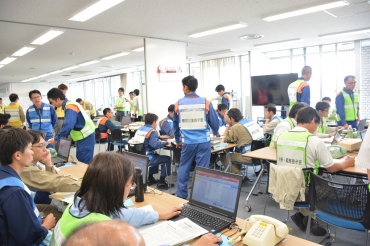 中部電力が参加して初めて行われた災害対策本部設置運営訓練=豊橋市役所で