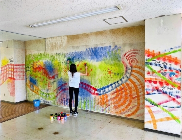 解体される建物の壁に描かれたアート=小坂井庁舎で