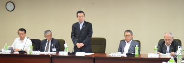 SENA委員会であいさつする鈴木浜松市長=同市役所で
