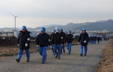 高台に避難してきた昭和電線ケーブルシステムの社員ら=御津町佐脇浜で