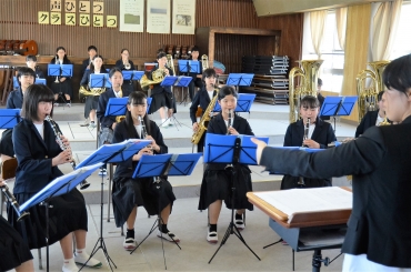 上着を着て演奏する生徒たち=福江中学校で