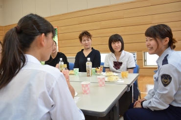 女子会のような雰囲気で開かれた座談会=名古屋刑務所豊橋刑務支所で