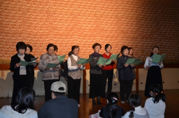 芸能大会で歌声を披露する住民たち=植田小学校で