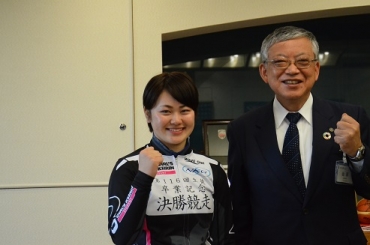 4月、佐原市長に卒業記念レースの優勝を報告した鈴木さん=豊橋市役所で