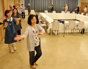 蒲郡音頭の踊りを練習する参加者ら=蒲郡市竹島町で