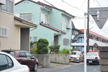 雅和さんが殺害された住宅。周辺には規制線が貼られた=田原市神戸町で