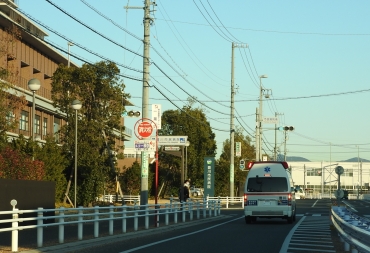 国道1号から続く南西側の道から市民病院に入る救急車=豊川市八幡町で