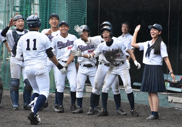 7回、ソロ本塁打を放った澤田(背番号11)を迎える新城東ナイン=阿久比球場で