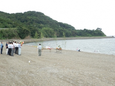 浜辺で行われた海開きの式典=仁崎海水浴場で