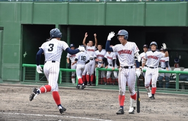 7回にソロ本塁打を放った松山(背番号3)を迎える豊川ナイン=豊橋市民球場で