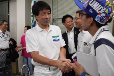 支援者と握手を交わす大塚氏=名古屋市内の事務所で