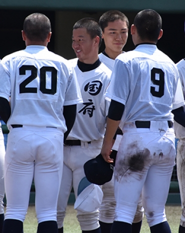 試合後、中京大中京の選手と握手する国府の河合㊥や法月=岡崎市民球場で