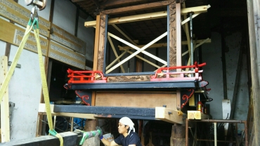 新たなヒノキの台座で修復された国府中町の山車=豊川市国府町で