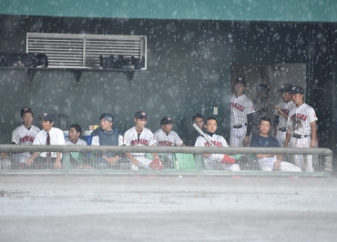 強い雨で水浸しとなったグラウンドを眺める豊川ナイン==小牧市民球場で