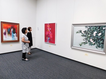 見応えある作品が並ぶ豊美展会場=豊川市桜ヶ丘ミュージアムで