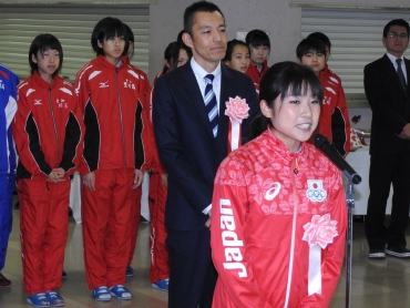 後輩の猿見田さん(後列左)を背に五輪を振り返る関根さん(手前)=豊川高校で