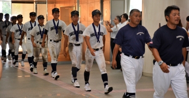 拍手で迎えられる桜丘高校野球部員ら=豊橋市役所で