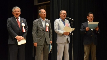 市歌を歌う正裕さん(右から2人目)と佐原市長㊧ら=豊橋市公会堂で