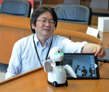 豊橋市が導入の分身ロボット「OriHime」=同市役所で