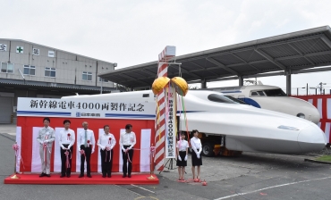 4000両目の新幹線を背に行われたテープカット=日本車輌製造豊川製作所で