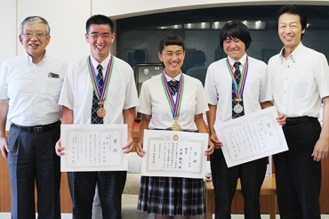 受賞の喜びを報告した(中3人左から)鹿摩さん、大場さん、川村さん=豊橋市役所で