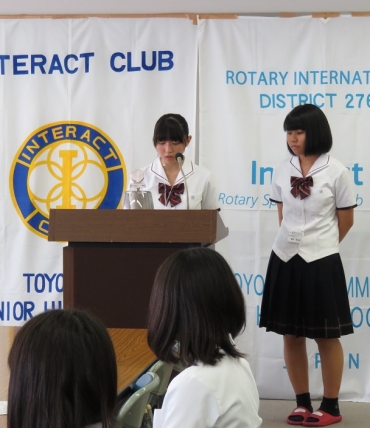 ボランティアについての考えを発表する生徒ら=豊川高校で