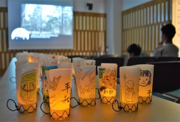 平和を祈る言葉や絵が描かれたミニ行灯=豊川市平和交流館で