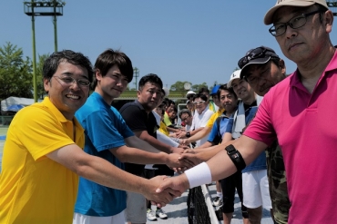 試合開始の握手をする豊橋Aチーム㊧と岐阜・大阪混合チームの選手たち=市民庭球場で